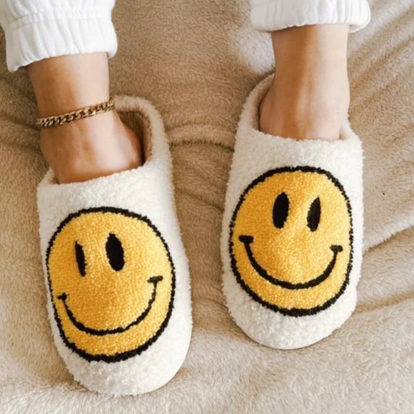 NEW| Women’s Smiley Face Soft Plush Fluffy Comfy Slippers - Picture 2 of 7